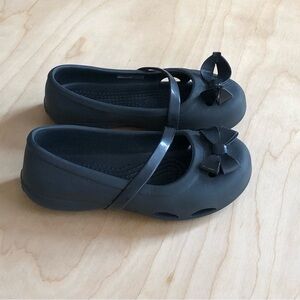 CROCS Black Bow Mary Jane Flats Kids Size 11C casual Water Resistant.